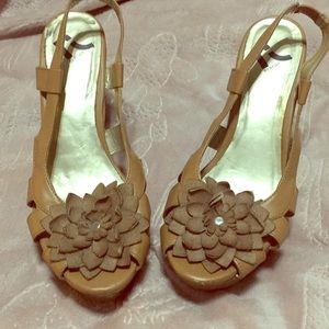 Wedges with cute flower.